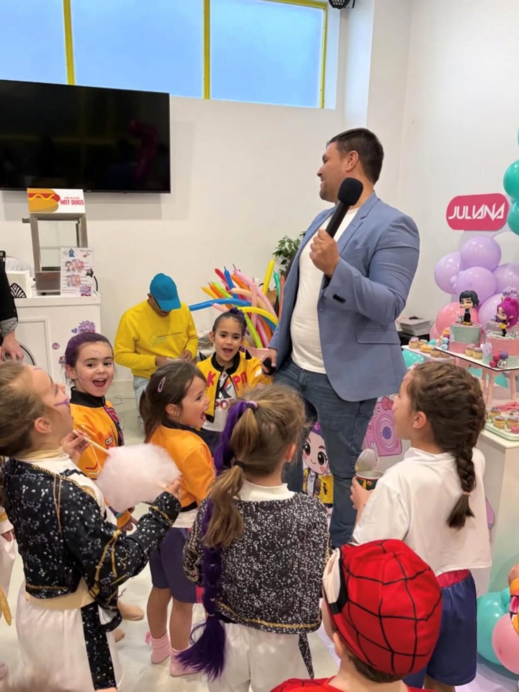 Instagram post from produccionesguay.es. This post is in position 8.